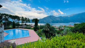 Vista lago, piscina e campo da tennis